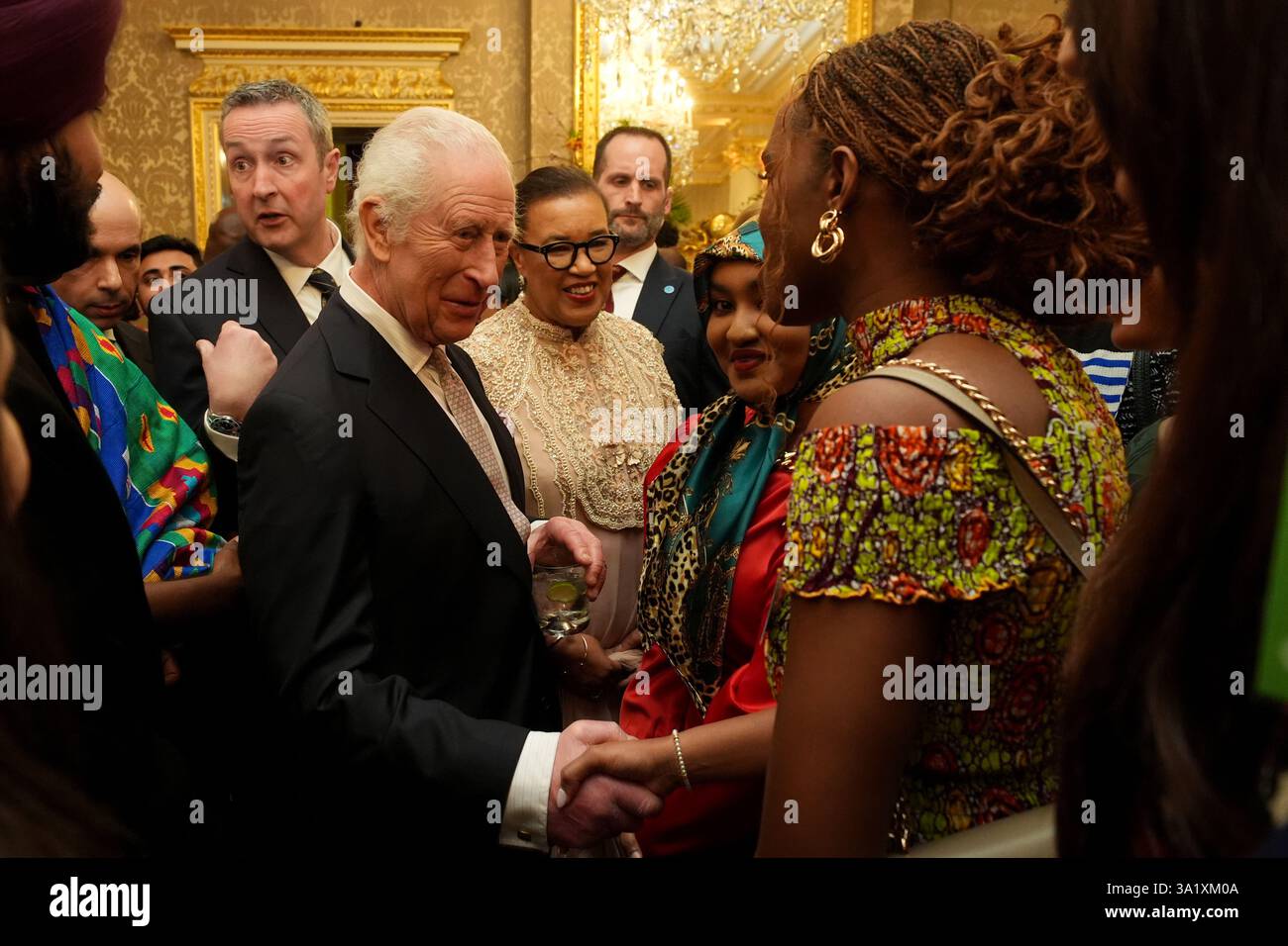 Re Carlo III (a sinistra) parla con gli ospiti mentre partecipa al ricevimento annuale del Commonwealth Day alla Marlborough House di Londra. Data foto: Lunedì 10 marzo 2025. Foto Stock