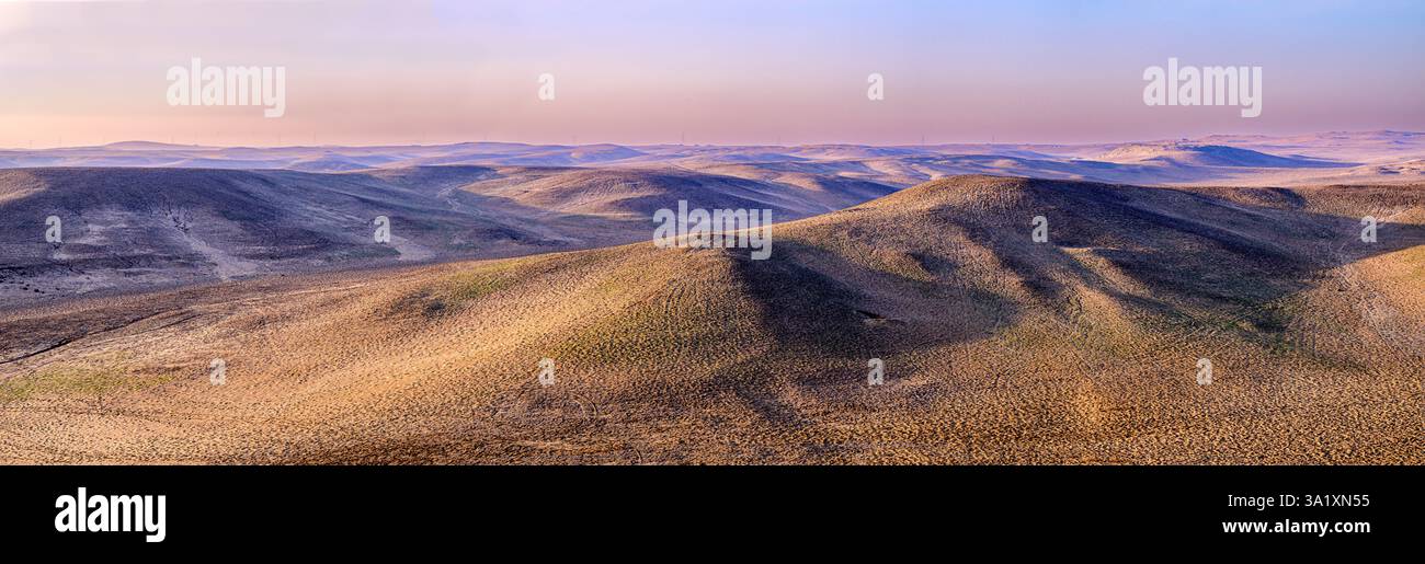 Dune di sabbia nel deserto intorno all'altopiano di Giza in Egitto Foto Stock