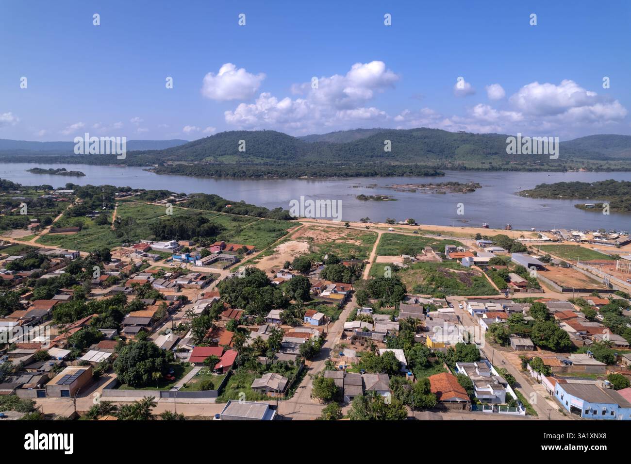 Vista aerea della città di Sao Felix do Xingu, delle strade, delle case, del fiume Xingu e della foresta pluviale amazzonica deforestata in una soleggiata giornata estiva. Concetto di ambiente. Foto Stock