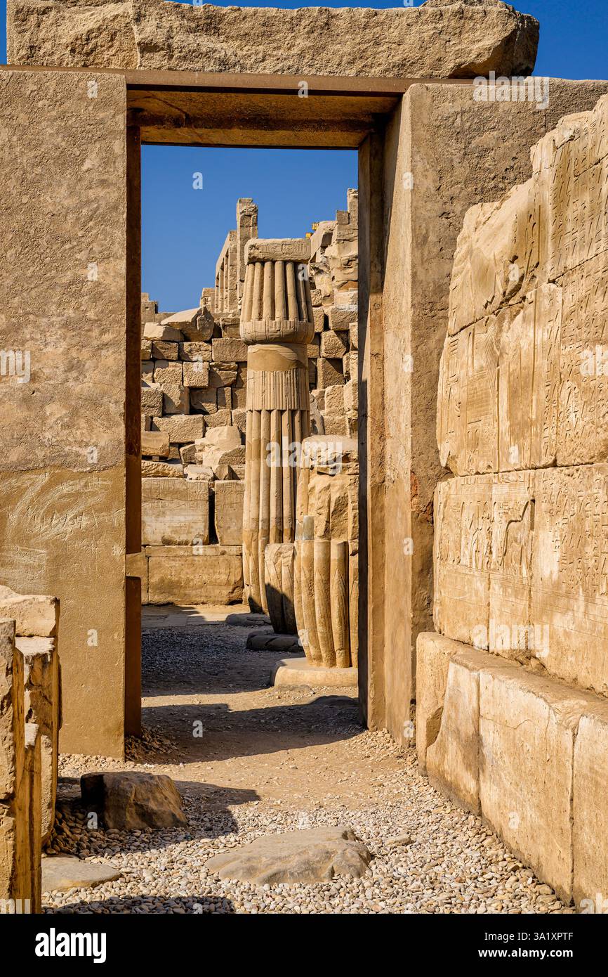 Colonna chiusa a forma di papiro nella Corte del vi pilone nel complesso del Tempio di Karnak Foto Stock
