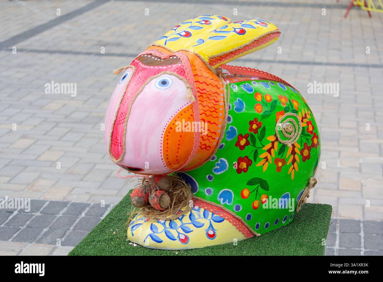 Kiev, Ucraina - 22 aprile 2018: Grandi installazioni di conigli dipinti presentati sulla piazza. Festival dell'arte popolare Foto Stock