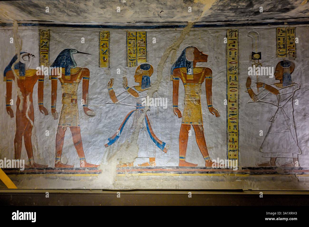 Il principe Khaemwaset prima di Imsety, Duamutef, Bak e 'Horus in His Youth' sulla parete destra della camera laterale in QV44 Foto Stock