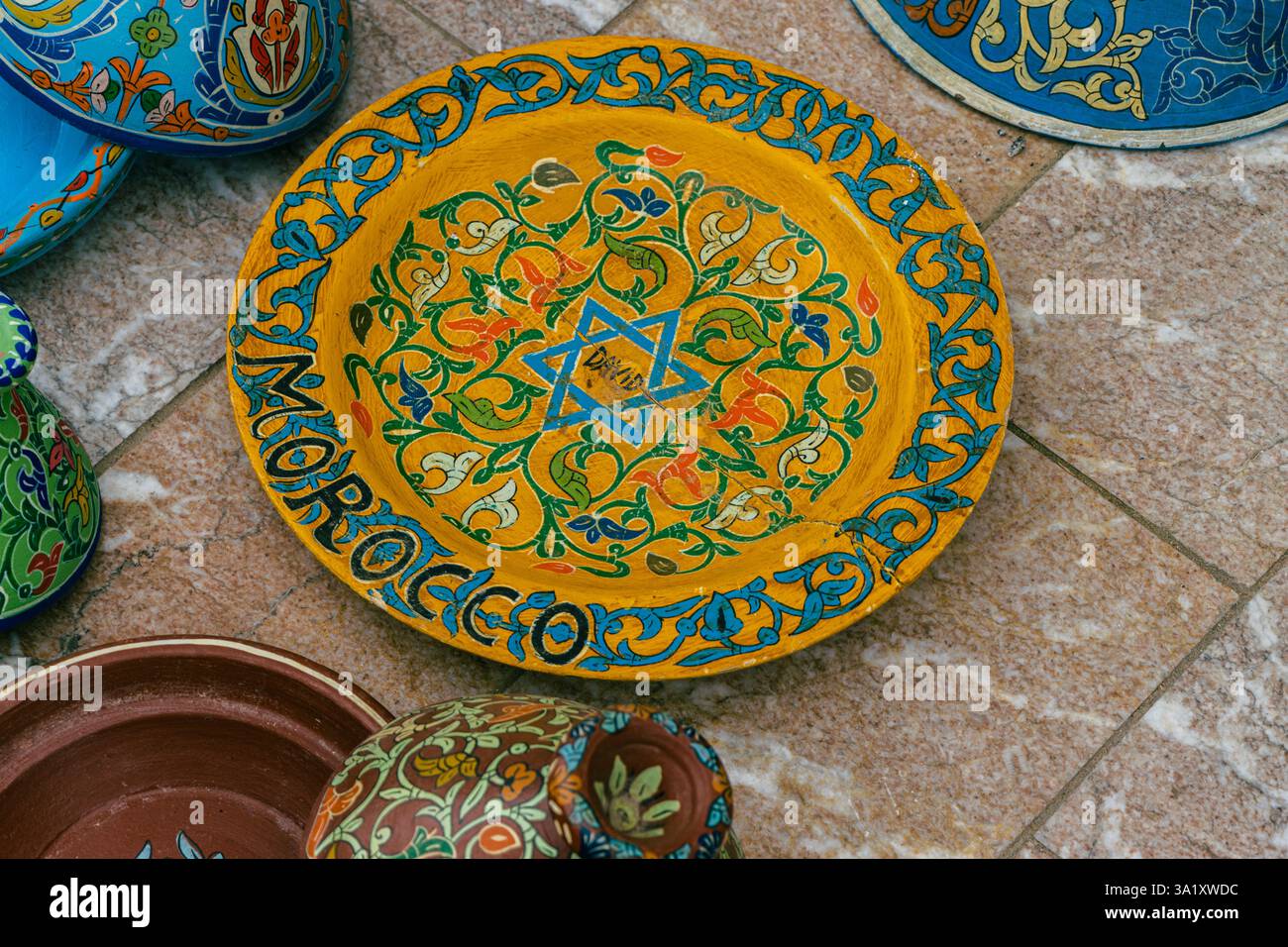 Artigiano ebreo che dipinge e decora prodotti ceramici nella vecchia fabbrica della città di Rabat, Marocco, Nord Africa Foto Stock
