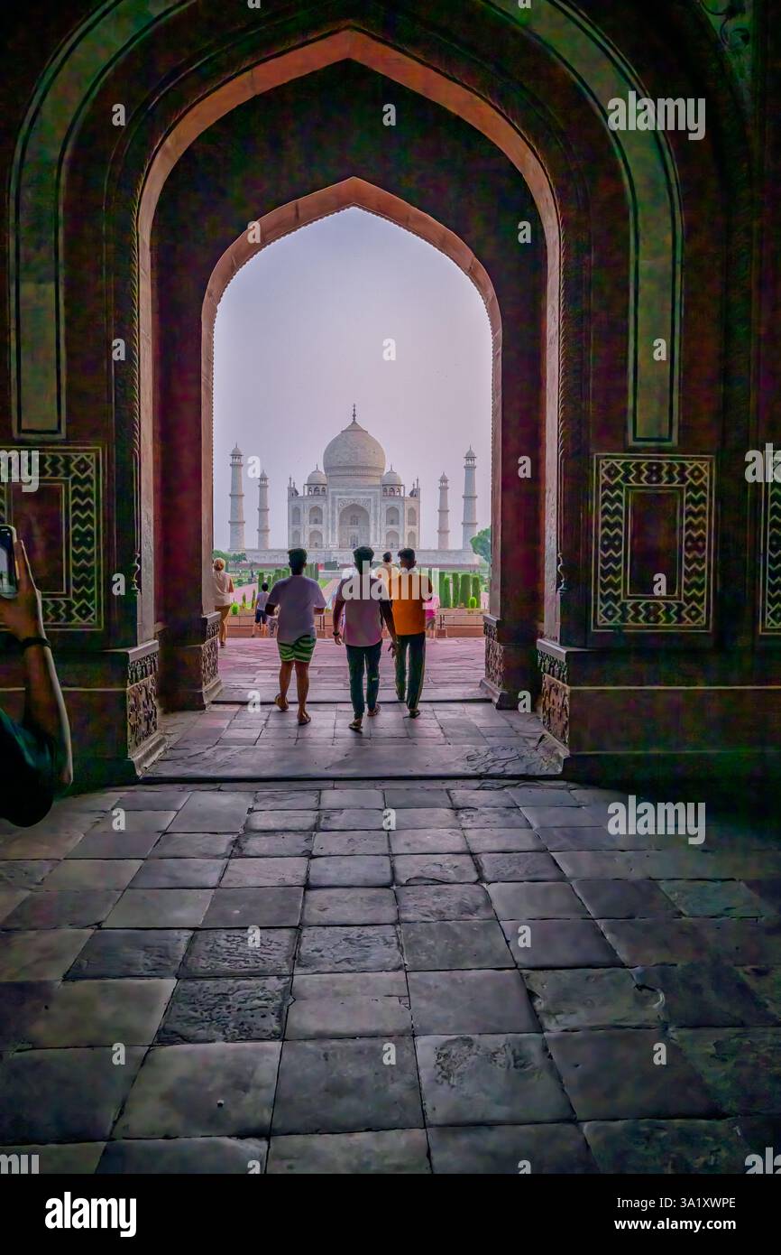L'ingresso principale al complesso del Taj Mahal è conosciuto come il 'Darwaza-i-Rauza' o la 'grande porta'. Foto Stock