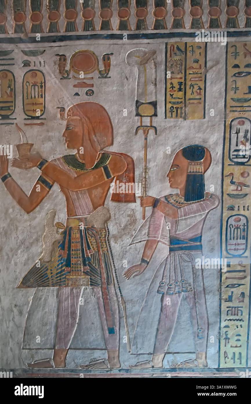 Il centro della parete destra del corridoio B in QV44 raffigura Ramses III e il principe Khaemwaset che offrono incenso ad Atum Foto Stock