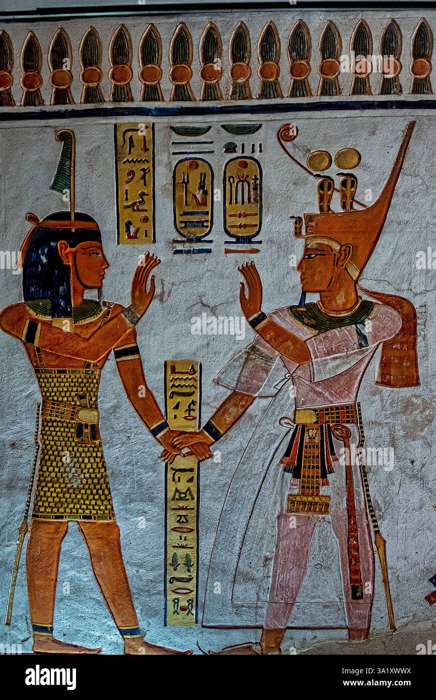 Sulla parete destra del corridoio B in QV44 Ramses III tiene la mano di Shu-Ra che ha la mano destra alzata in benedizione e indossa la piuma Foto Stock