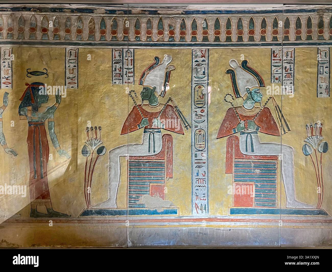 Immagine speculare di Osiride al centro della parete posteriore nella camera laterale Ba in QV44, Neith si trova a sinistra mentre Isis si trova a destra Foto Stock