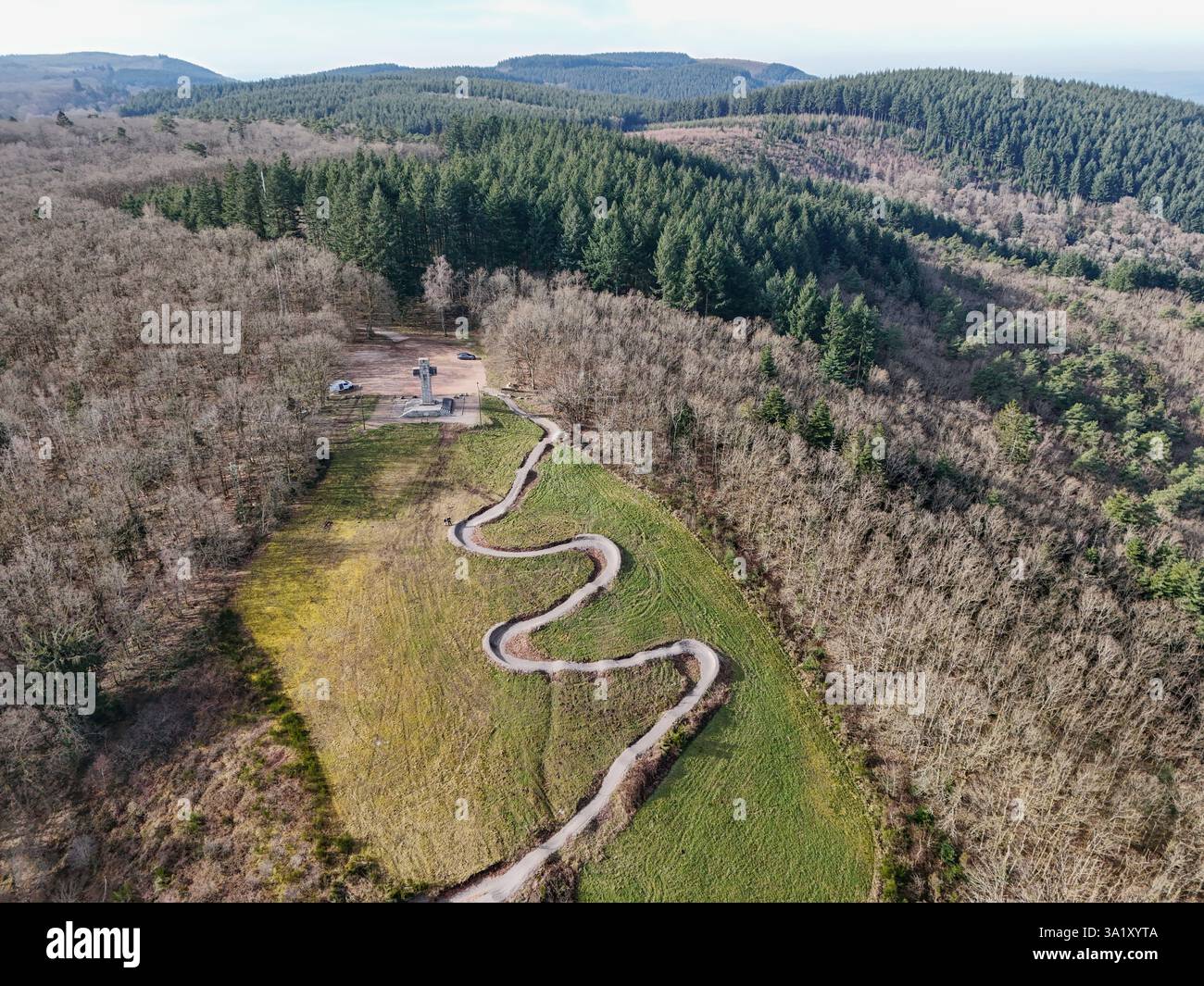 Sentiero per mountain bike e foresta visti dall'alto ad Autun in Borgogna, Francia Foto Stock