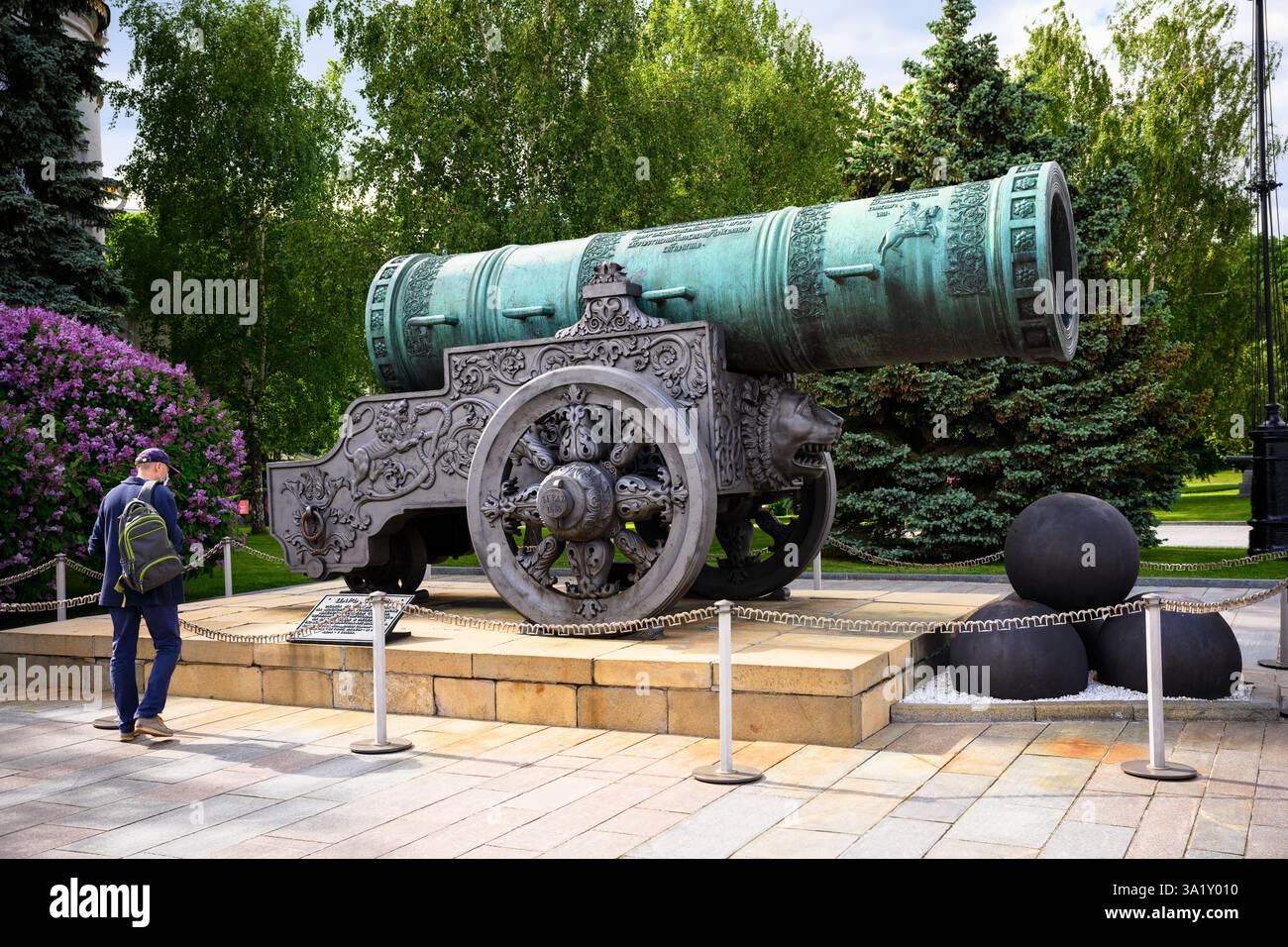 Cannon Zar (Re dei cannoni) nel Cremlino di Mosca, Russia. E' una famosa attrazione turistica vecchia. Grande pistola di bronzo, Pushka sul russo, al centesimo di Mosca Foto Stock