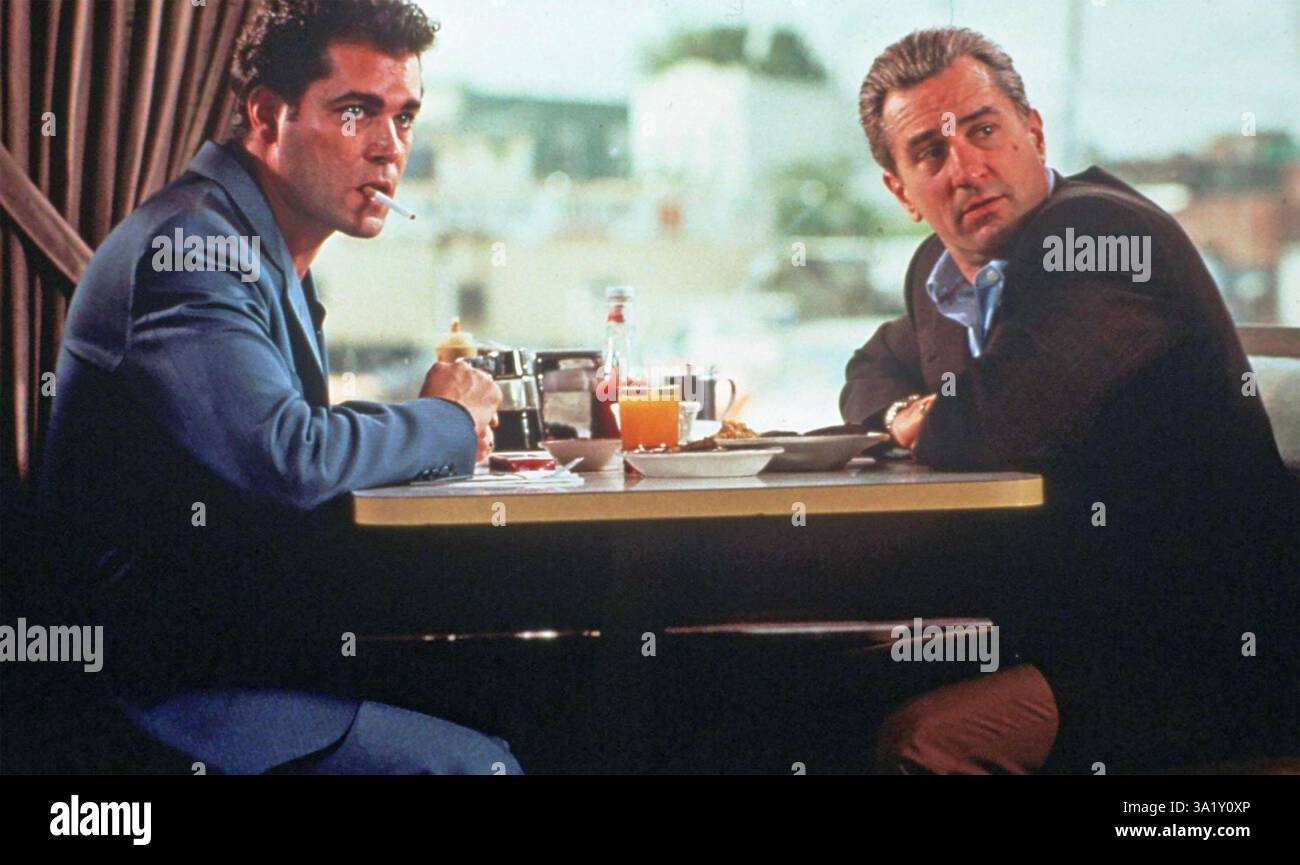 GOODFELLAS 1990 Warner Bros. Film con Ray Liotta a sinistra come Henry Hill e Robert De Niro come James 'Jimmy' Conway Foto Stock