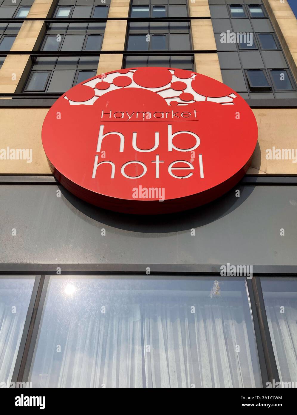 Cartello hub by Premier Inn hotel, Haymarket Edinburgh, Scozia - Immagine stock catturata con smartphone