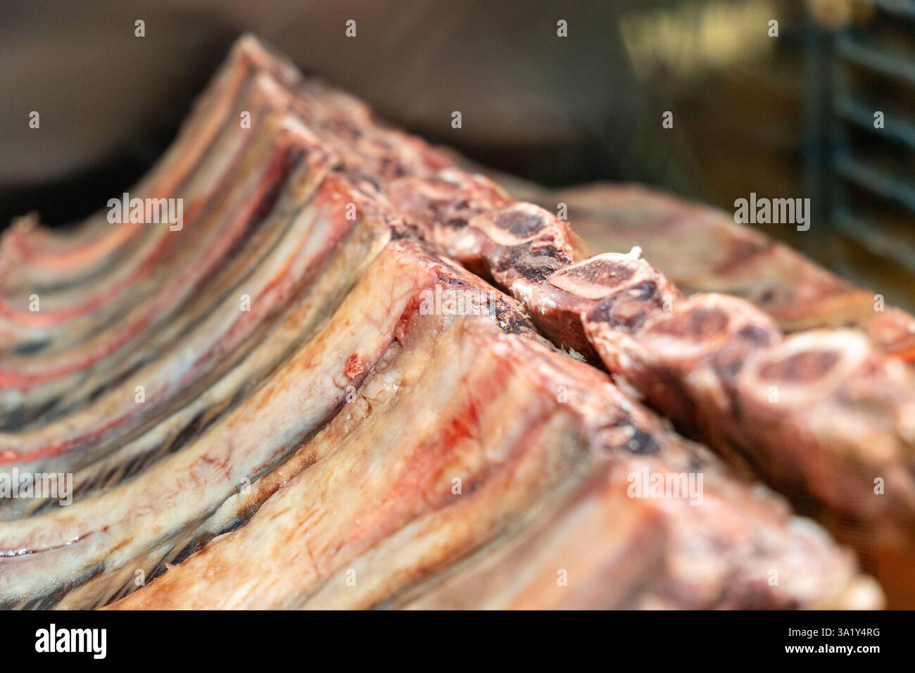 L'invecchiamento a secco di manzo marmorizzato si trova nel frigorifero di un ristorante. Carne di manzo invecchiata a secco, impiccata in frigorifero per mesi. Foto Stock