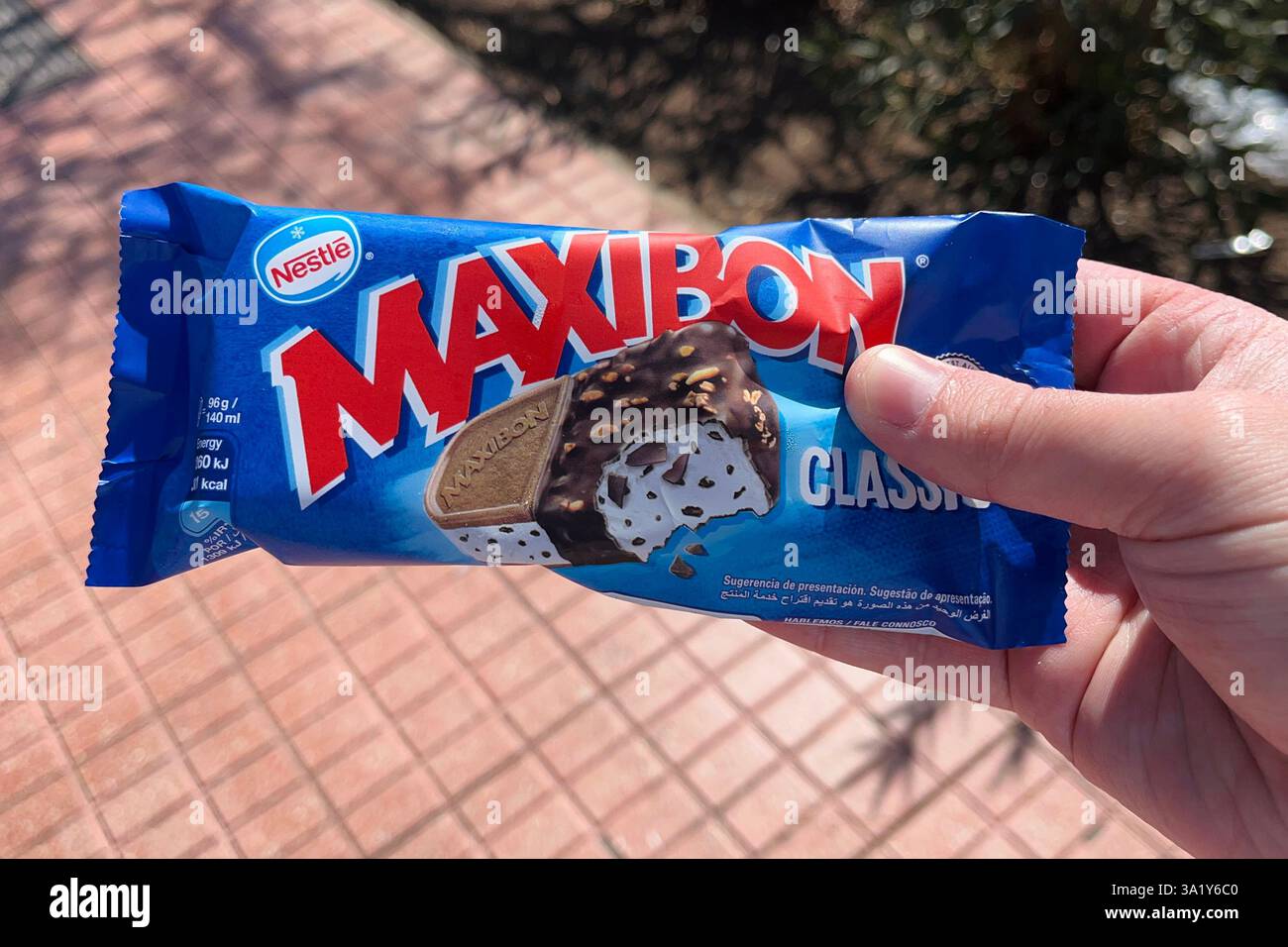 Gelato classico Nestlé Maxibon. Costa Adeje, Tenerife, Isole Canarie, Spagna. 29 gennaio 2025. - Immagine stock catturata con smartphone