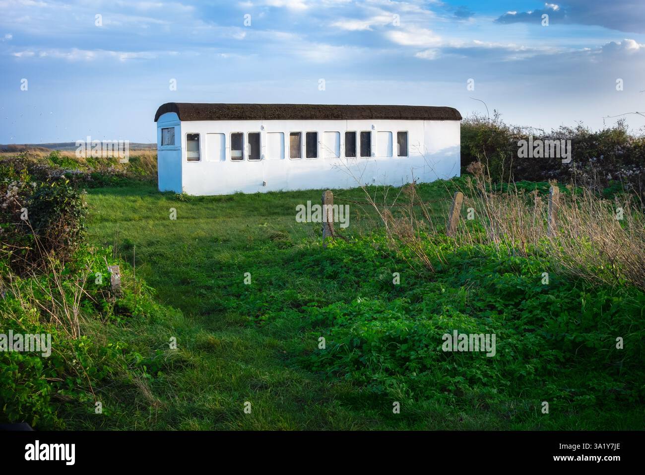 Residenza costruita da un ex vagone ferroviario, Rye Harbour Foto Stock
