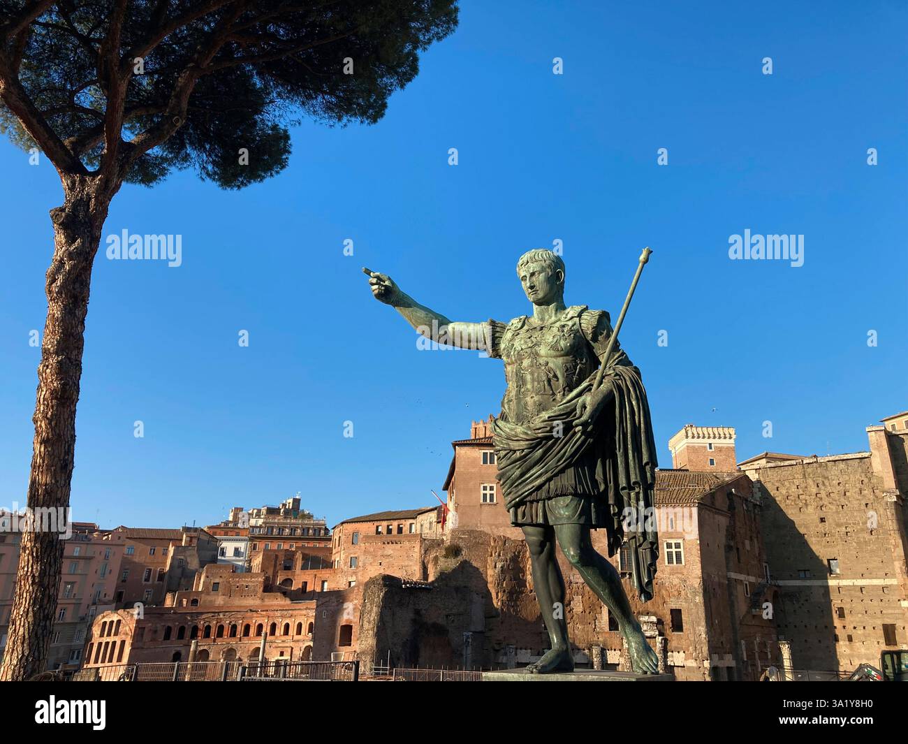 Italia, Lazio, Roma, foro Traiano, mercato di Traiano, statua in bronzo dell'imperatore Augusto Cesare - Immagine stock catturata con smartphone