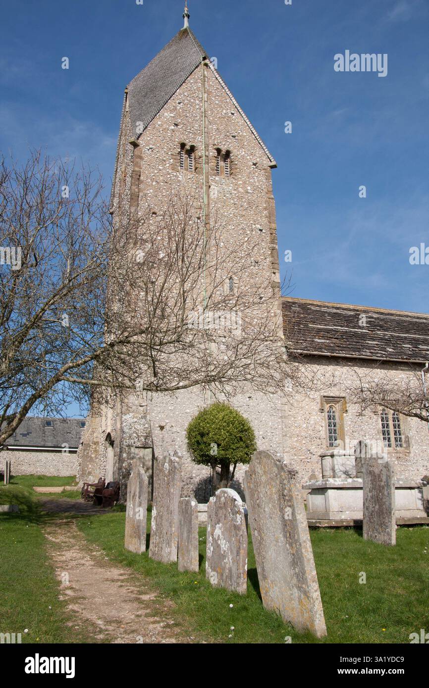 Chiesa di Santa Maria Beata vergine con la sua famosa torre sassone, Sompting, Lancing, West Sussex, Inghilterra Foto Stock