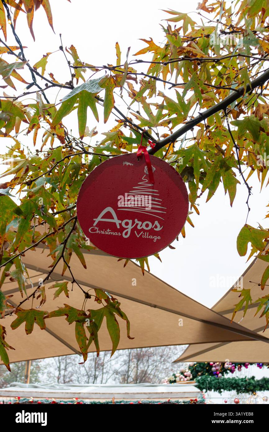 Agros, Cipro - 21 dicembre 2024: Cartello con il logo del villaggio di Natale di Agros appeso al mercatino di Natale Foto Stock