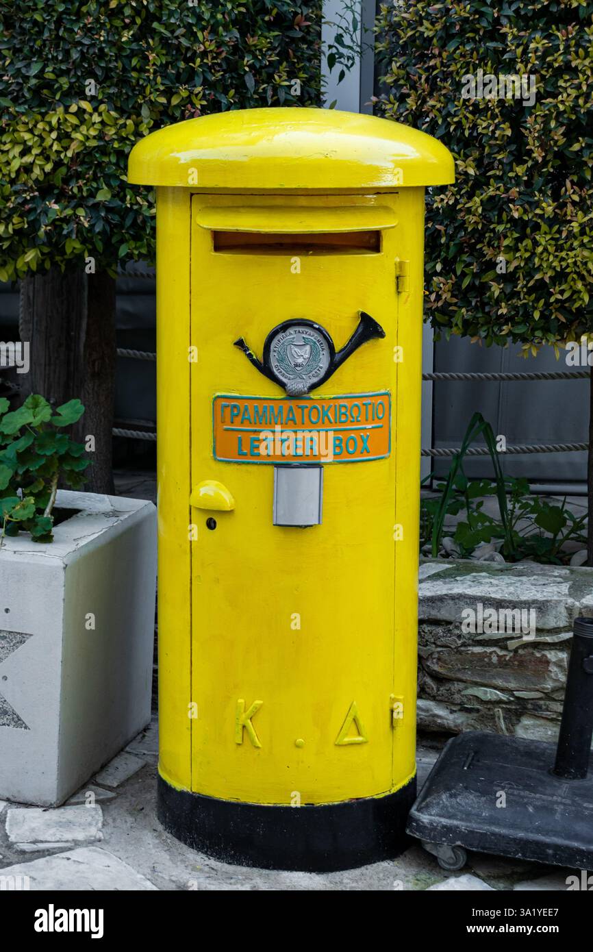 Classica casella postale gialla cipriota utilizzata per l'invio di lettere Foto Stock