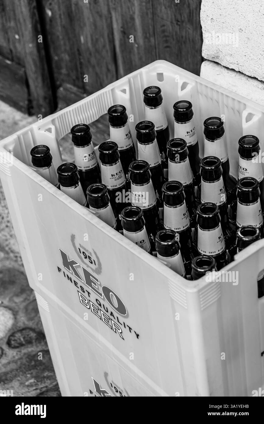 Limassol, Cipro - 20 dicembre 2025: Birra KEO bianca e nera bottiglie di vetro vuote in cassa Foto Stock