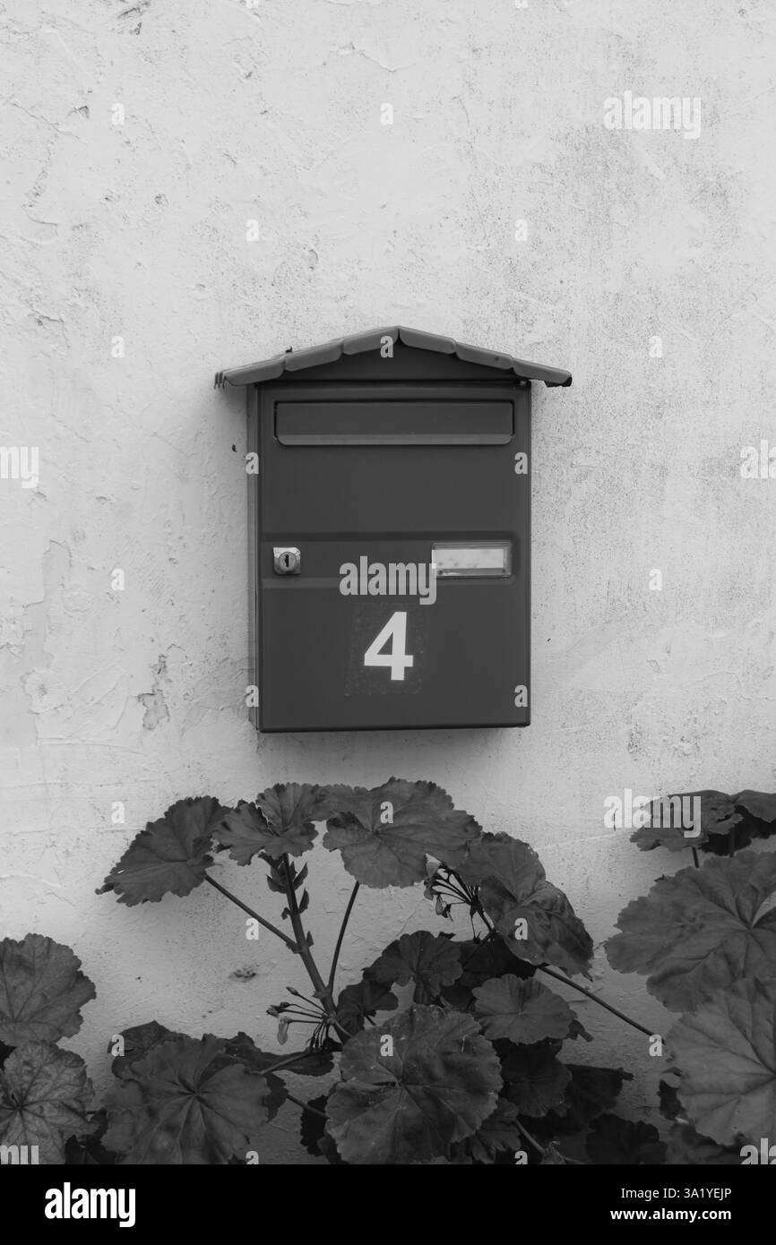 Casa numero 4 (quattro) sulla cassetta postale in bianco e nero Foto Stock Casa numero 4 (quattro) sulla cassetta postale in bianco e nero Foto Stock