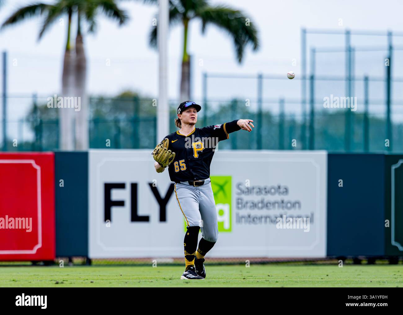 L'esterno dei Pittsburgh Pirates Jack Suinski fa una presa in campo per un out e si getta in campo per una partita di baseball contro i Baltimore Orioles, sabato 1 marzo 2025, a Sarasota, Florida. (Immagine di Sport/Alyssa Howell) Foto Stock
