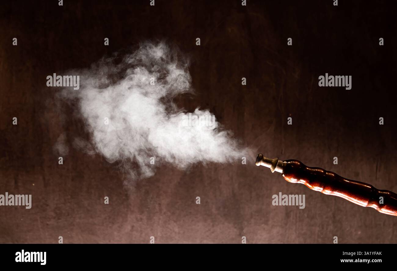 Uomo che inalava da un Hookah. Foto Stock