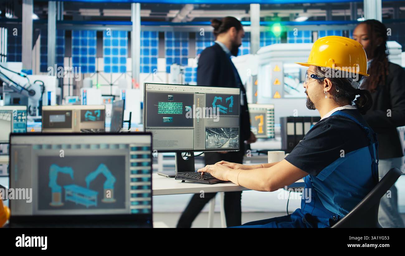 Esperto di impianti per pannelli solari che istruisce il tecnico su come sfruttare al meglio l'energia solare. Un ricercatore afroamericano della fabbrica fotovoltaica mostra ai lavoratori come migliorare l'efficienza, macchina fotografica A. Foto Stock