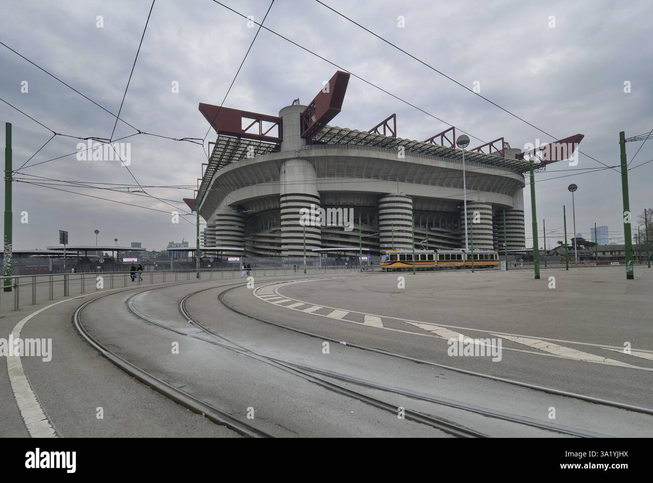 Lo stadio Giuseppe Meazza, noto anche come San Siro, è uno stadio di calcio di Milano, in Italia, sede dell'A.C. Milan e dell'Inter Milan. Foto Stock Lo stadio Giuseppe Meazza, noto anche come San Siro, è uno stadio di calcio di Milano, in Italia, sede dell'A.C. Milan e dell'Inter Milan. Foto Stock