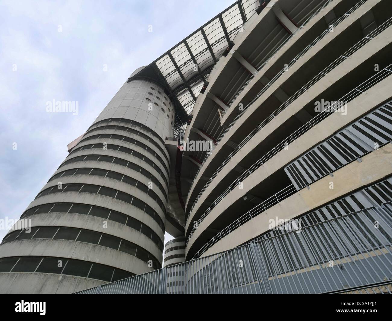 Lo stadio Giuseppe Meazza, noto anche come San Siro, è uno stadio di calcio di Milano, in Italia, sede dell'A.C. Milan e dell'Inter Milan. Foto Stock Lo stadio Giuseppe Meazza, noto anche come San Siro, è uno stadio di calcio di Milano, in Italia, sede dell'A.C. Milan e dell'Inter Milan. Foto Stock