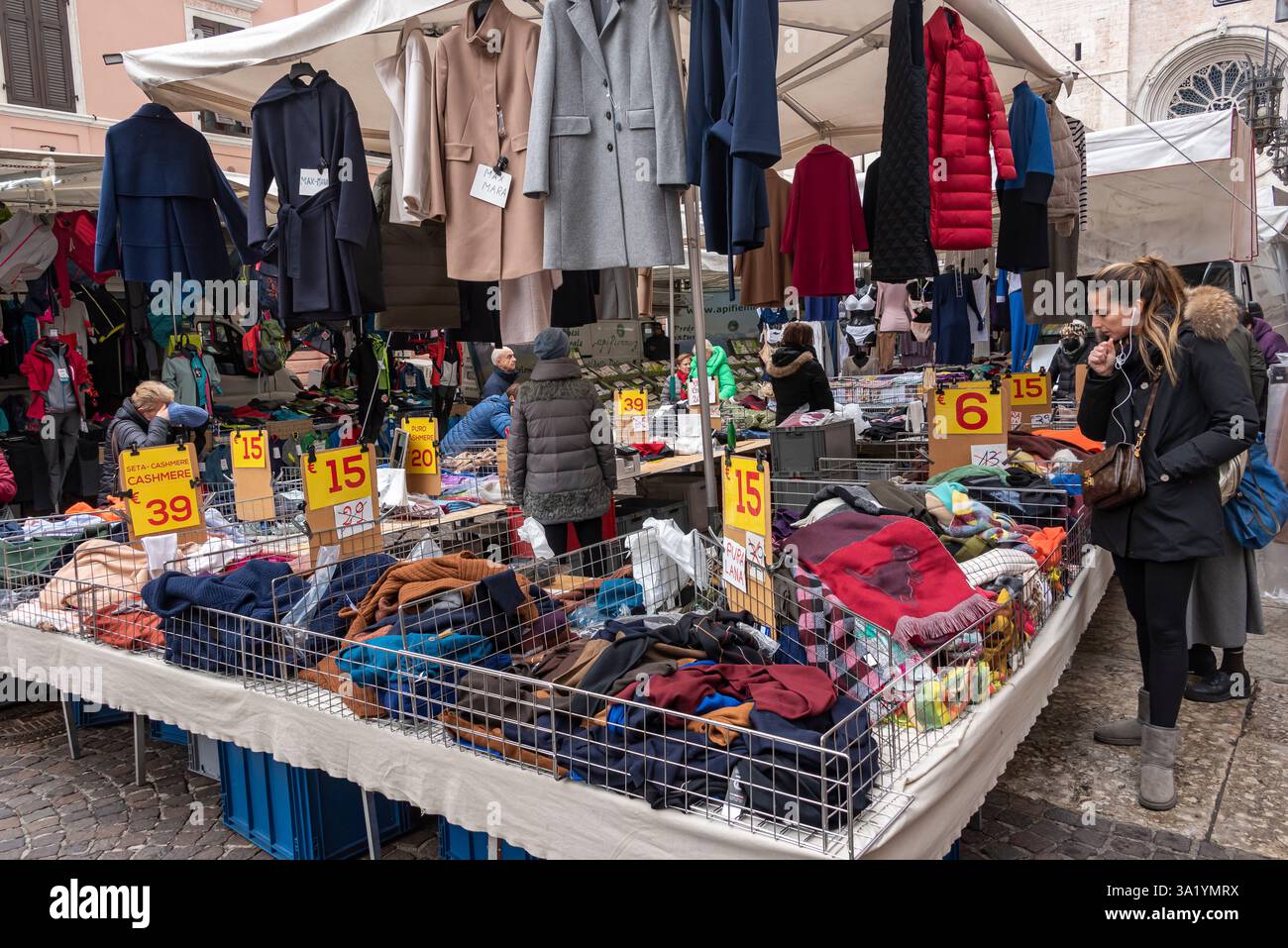 Scene di mercato a Trento, Italia Foto Stock