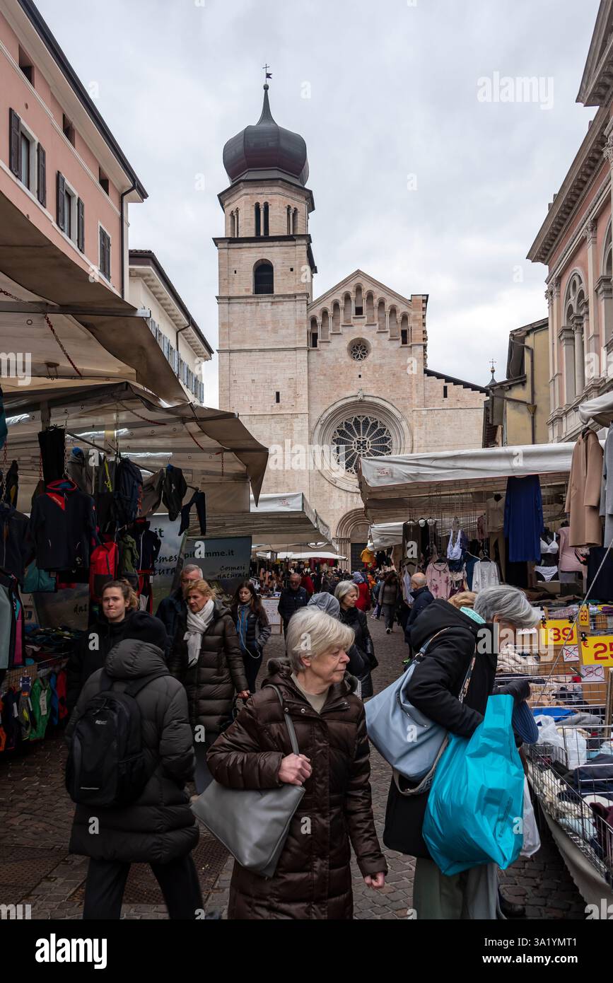 Scene di mercato a Trento, Italia Foto Stock