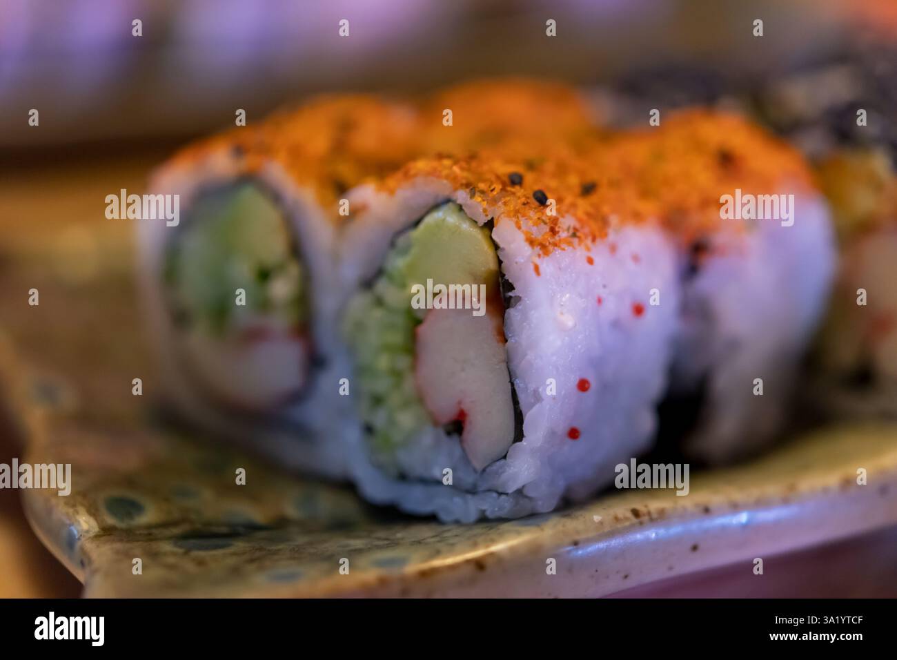 Sushi Rolls assortiti: Una varietà culinaria di sushi Rolls, ognuno pieno di sapore e colore Foto Stock