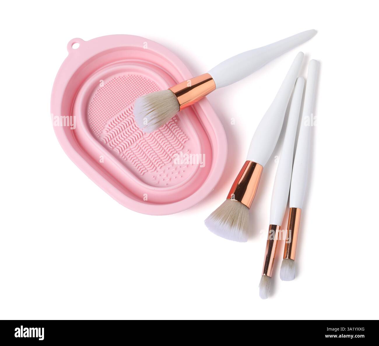 Spazzole per il trucco e tampone di pulizia isolati su bianco, vista dall'alto Foto Stock