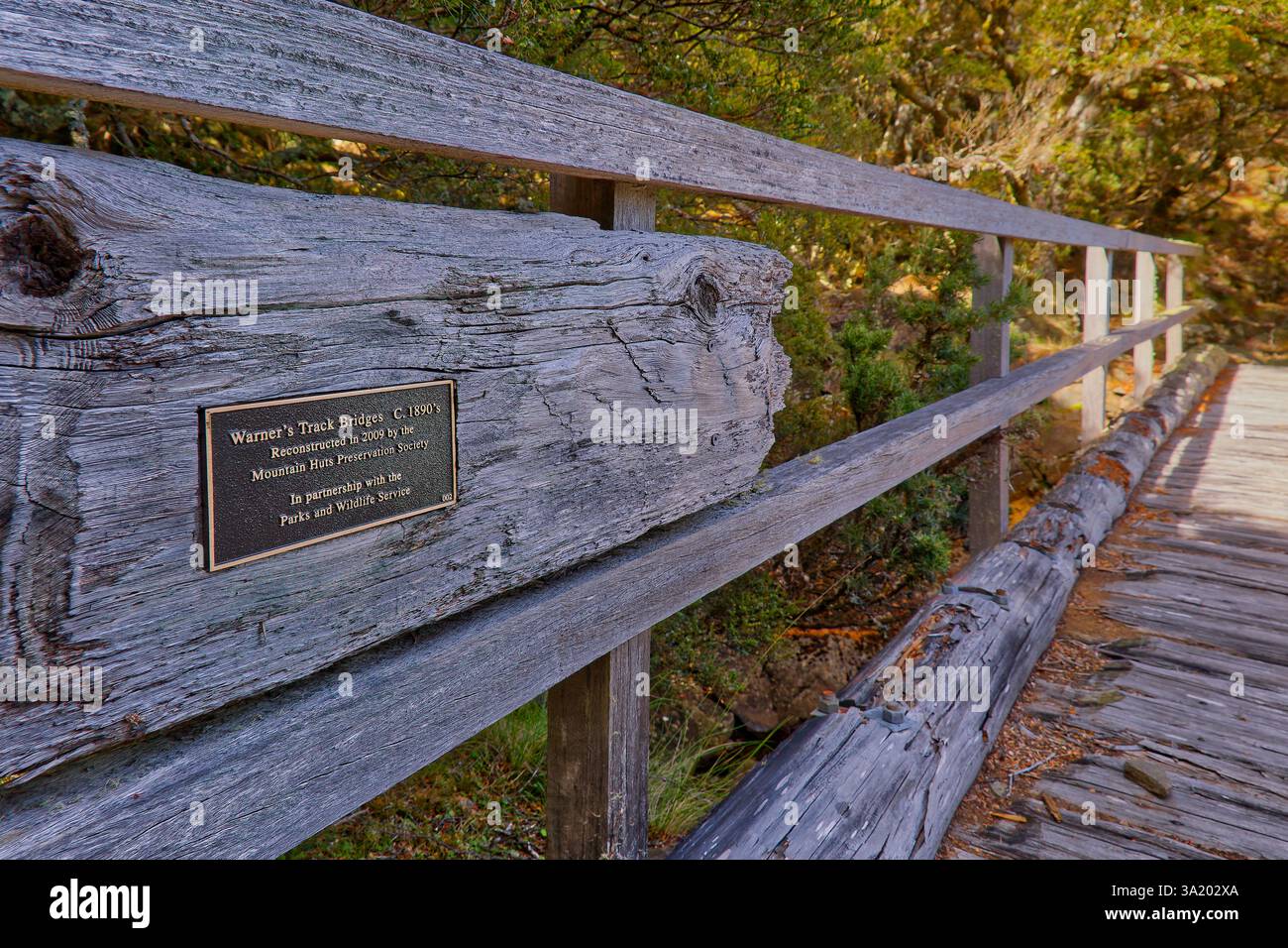 Vecchio ponte di bestiame ricostruito vicino al ponte comemorativo con ringhiere a placca sulla pista di Warners, Jackeys Marsh, Tasmania, Australia Foto Stock