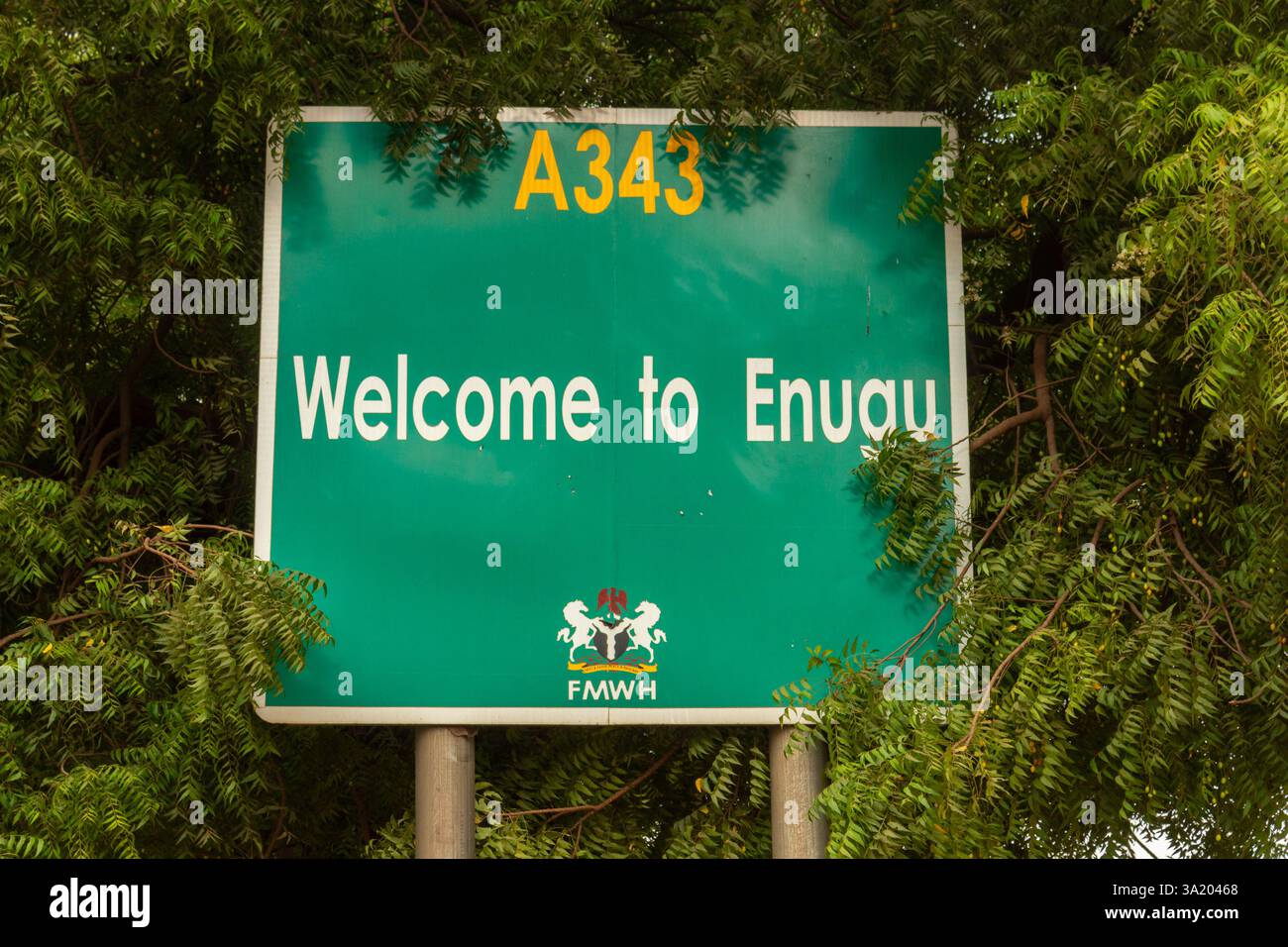 Un cartello stradale sull'autostrada A343 accoglie i viaggiatori a Enugu, Nigeria. Marzo 2025 Foto Stock