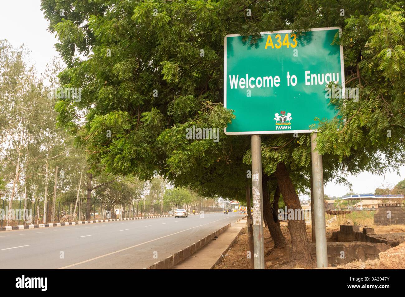 Un cartello stradale sull'autostrada A343 accoglie i viaggiatori a Enugu, Nigeria. Marzo 2025 Foto Stock