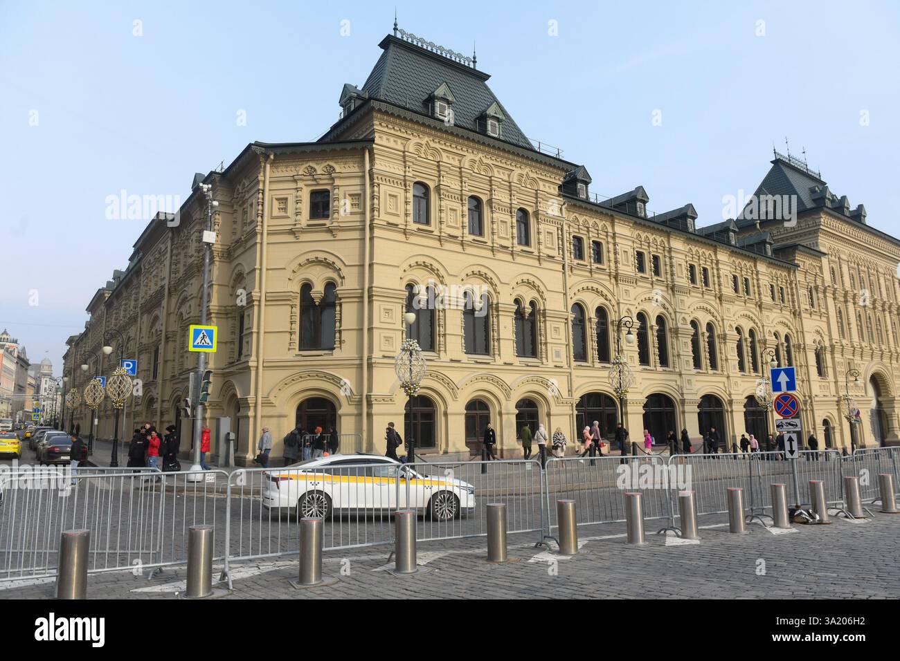 Mosca, Russia. 10 marzo 2025. Il taxi Yandex passa vicino al Cremlino vicino ai centri commerciali Middle. Credito: SOPA Images Limited/Alamy Live News Foto Stock