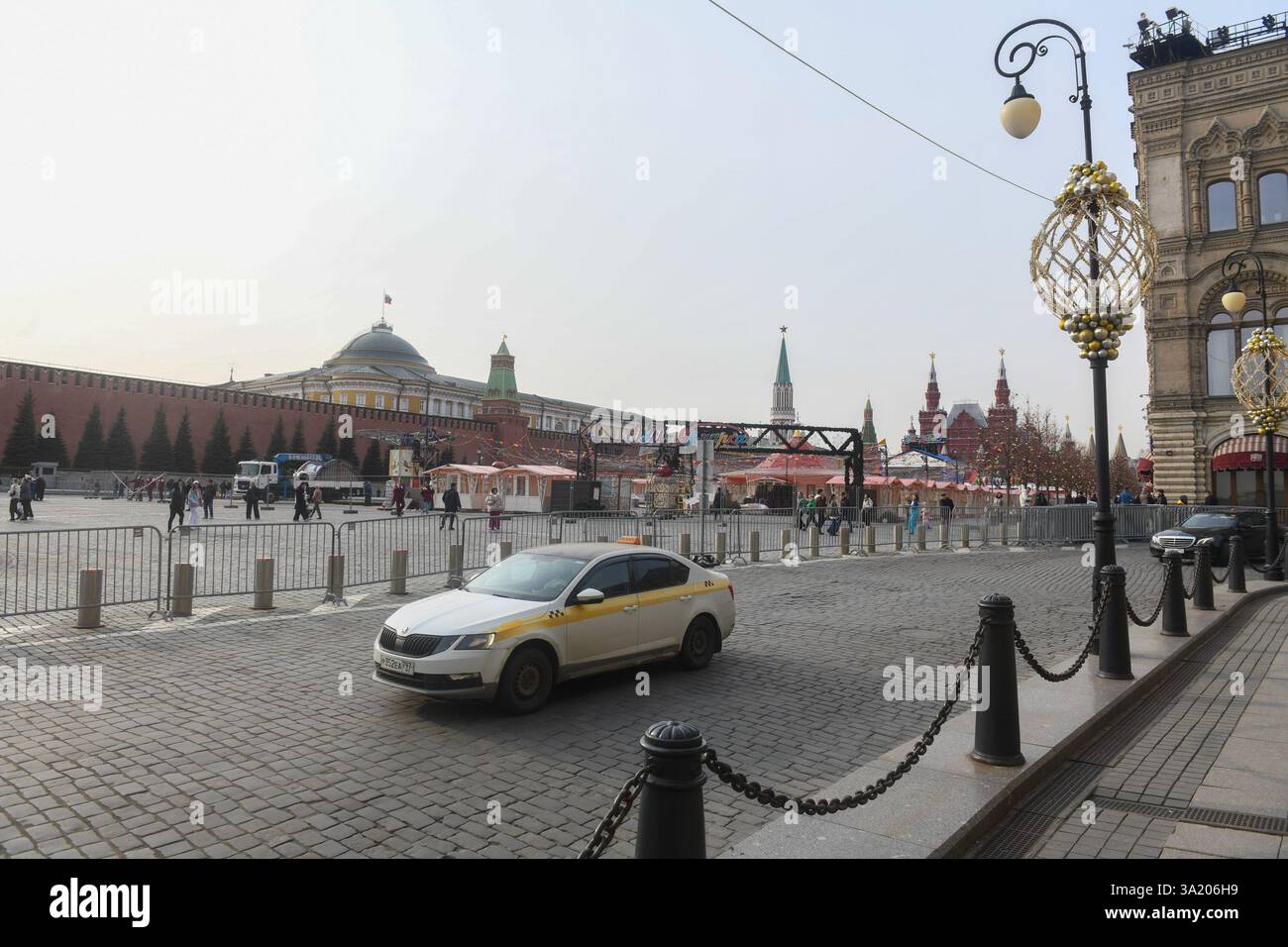 Mosca, Russia. 10 marzo 2025. Yandex taxi corre sulla Piazza Rossa vicino al Cremlino. Credito: SOPA Images Limited/Alamy Live News Foto Stock