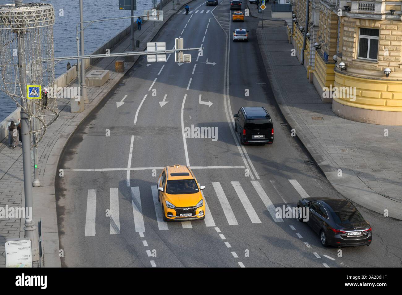 Mosca, Russia. 10 marzo 2025. Il taxi Yandex corre lungo l'argine di Sofiyskaya. Credito: SOPA Images Limited/Alamy Live News Foto Stock