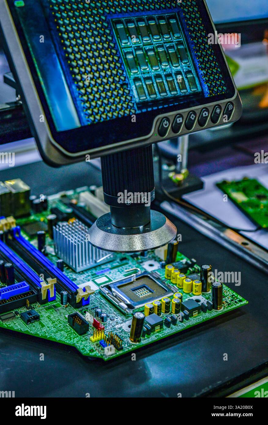 Sistema di ispezione digitale al microscopio per controllare la qualità delle schede elettroniche a circuito stampato messa a fuoco selettiva in fabbrica Foto Stock