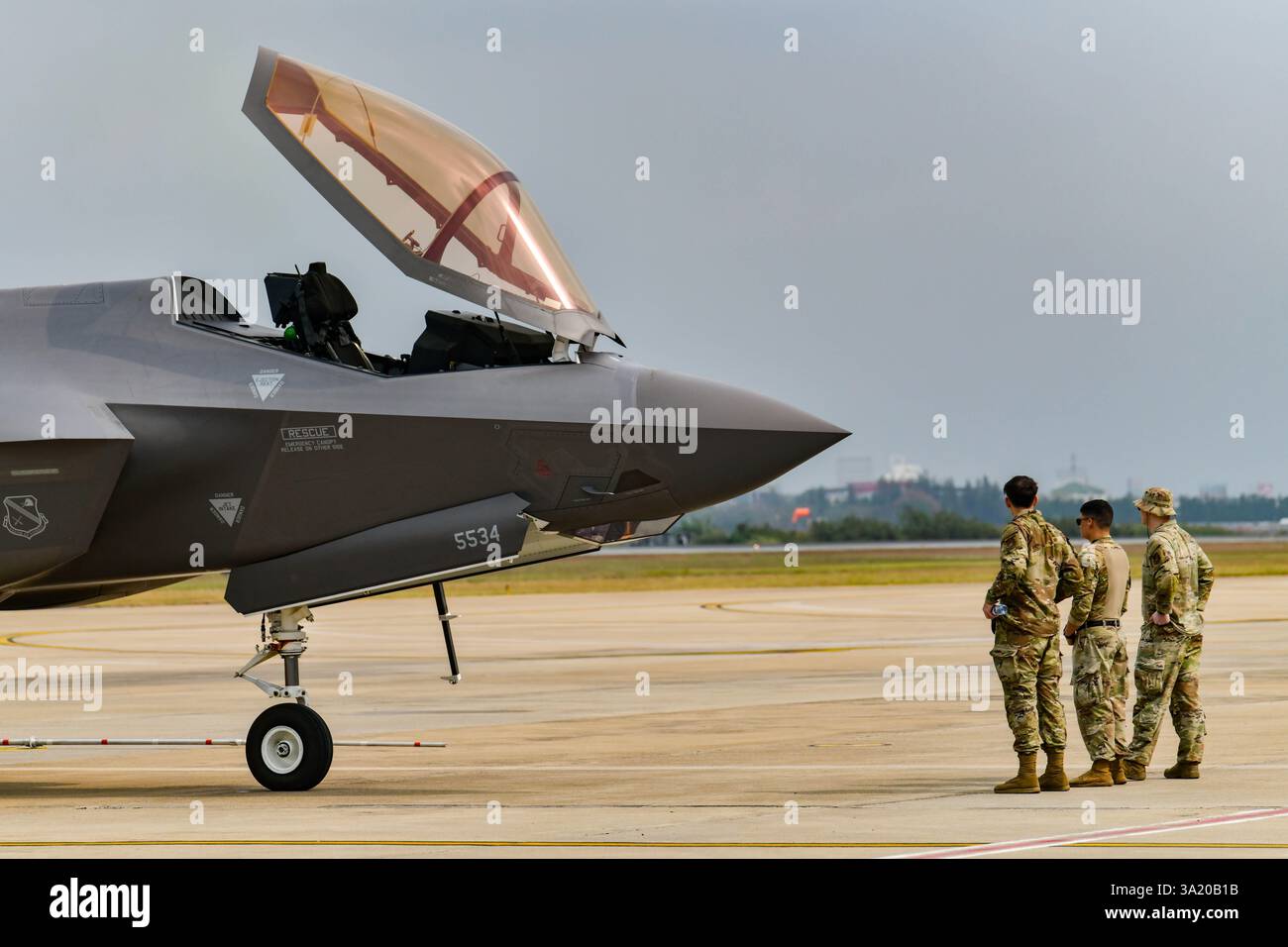 Don Muang Airbase, Bangkok, Tailandia, 8 marzo 2025: Vista frontale dei caccia F-35 A su asfalto al Royal Thai Air Force 88th Anniversary Air Show. Foto Stock