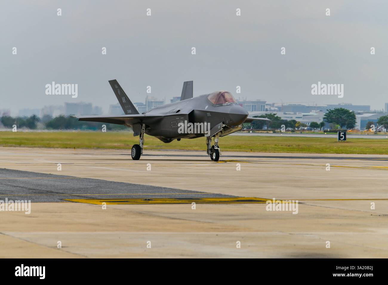 Vista frontale dei caccia sulla pista al Royal Thai Air Force 88th Anniversary Air Show. Bangkok, Thailandia Foto Stock