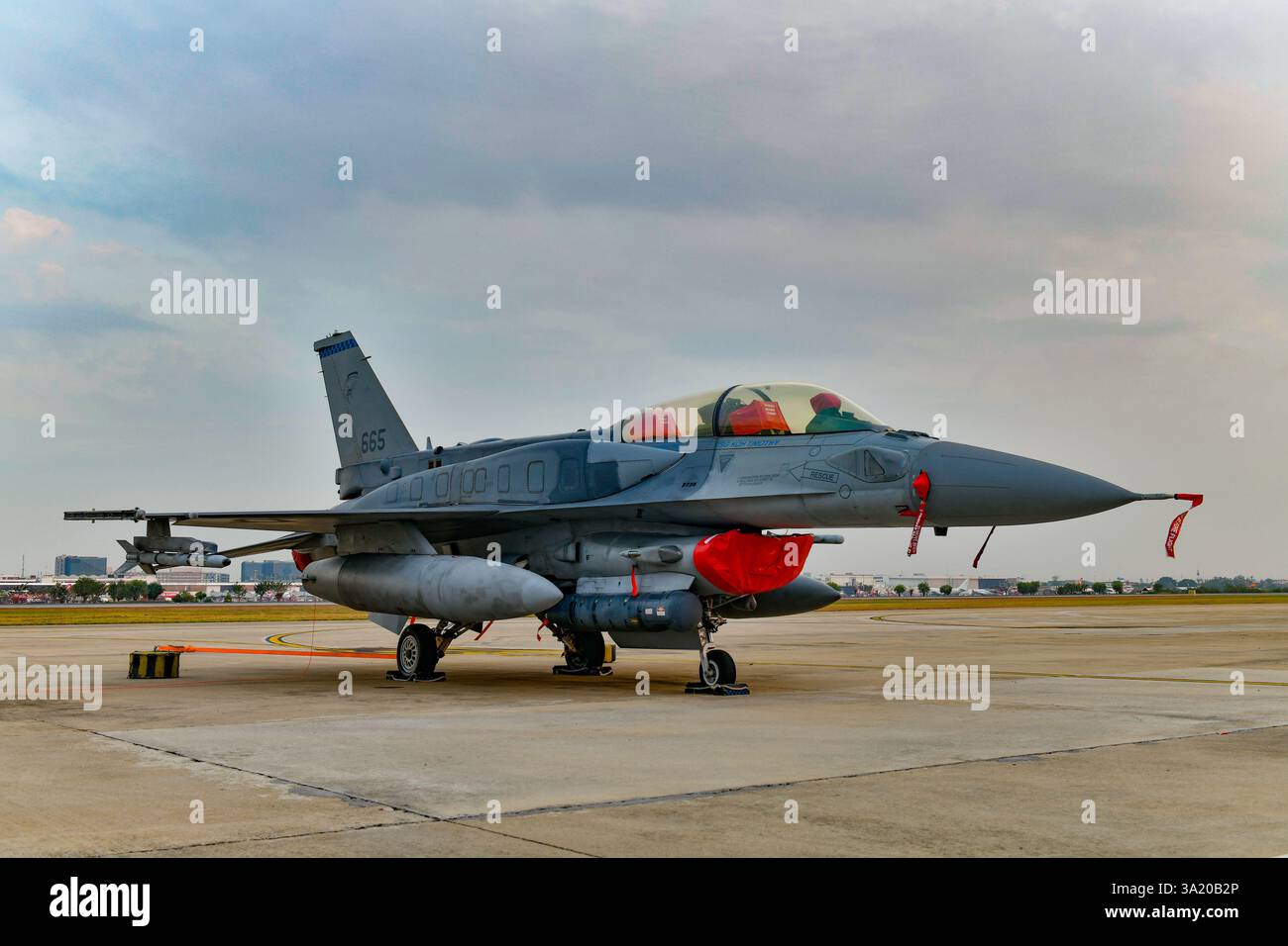 RTAF Lockheed Martin F-16D Fighting Falcon su asfalto al Royal Thai Air Force 88th Anniversary Air Show, Bangkok Thailandia Foto Stock