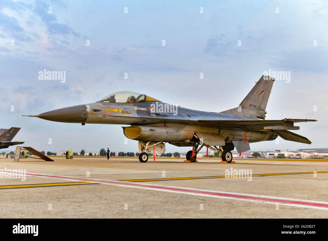 RTAF Lockheed Martin f 16 Fighting Falcon su asfalto al Royal Thai Air Force 88th Anniversary Air Show, Bangkok Thailandia Foto Stock