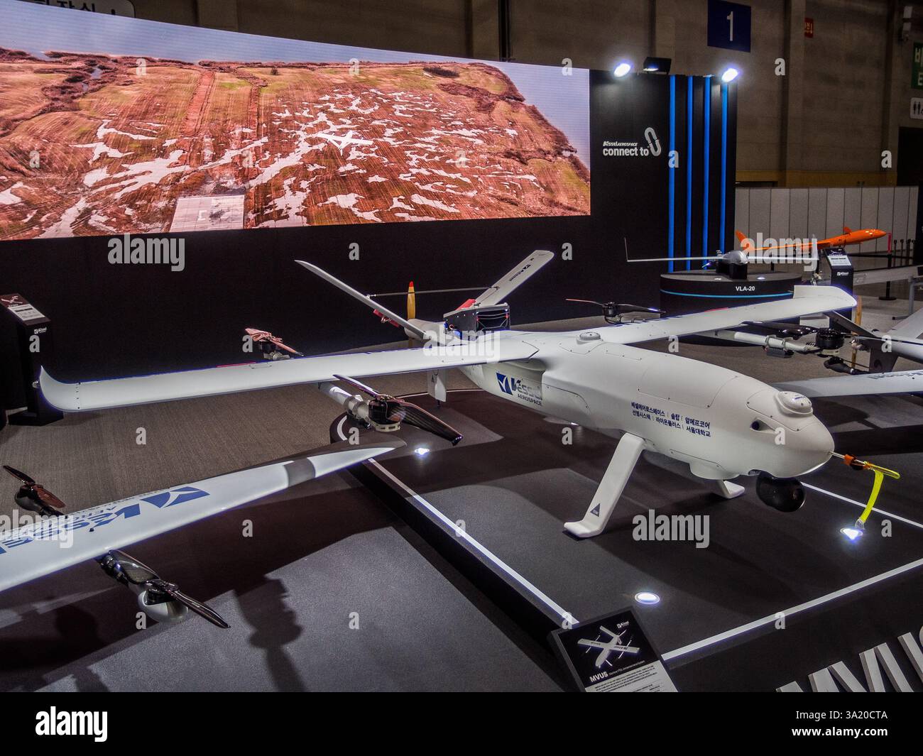Busan, Corea del Sud - 26. Febbraio 2025: Vessel Aerospace MVUS (Maritime VTOL Unmanned Aerial System) al DSK (Drone Show Korea) 2025 Foto Stock Busan, Corea del Sud - 26. Febbraio 2025: Vessel Aerospace MVUS (Maritime VTOL Unmanned Aerial System) al DSK (Drone Show Korea) 2025 Foto Stock