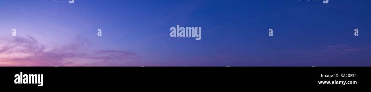 Vista panoramica del cielo serale con tonalità blu Foto Stock