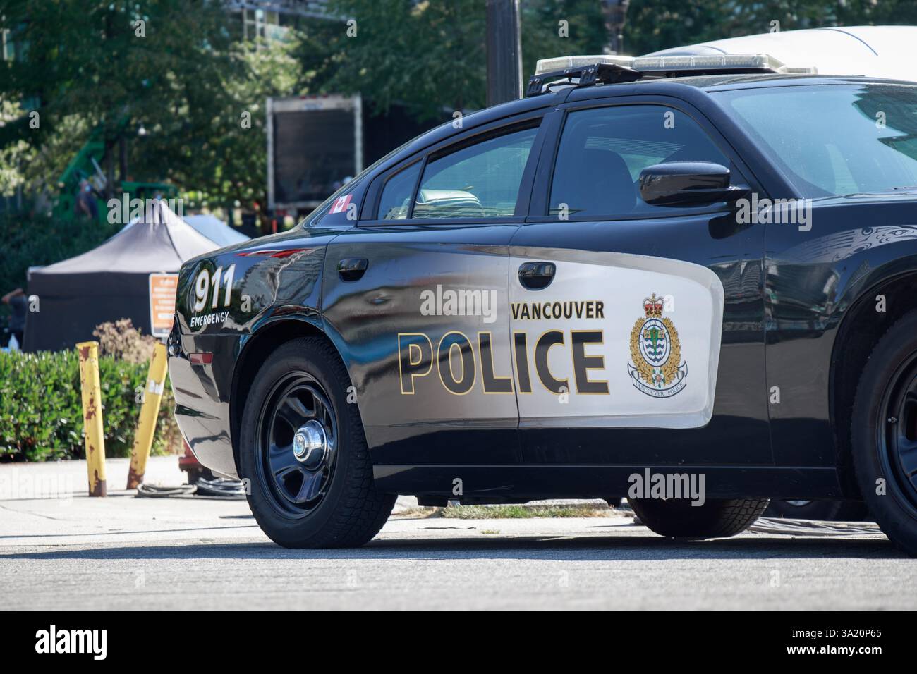 Vancouver, Canada - 20 luglio 2021: Vista laterale di una pattuglia del dipartimento di polizia di Vancouver in bianco e nero con 911 marcature di emergenza e emblema ufficiale Foto Stock