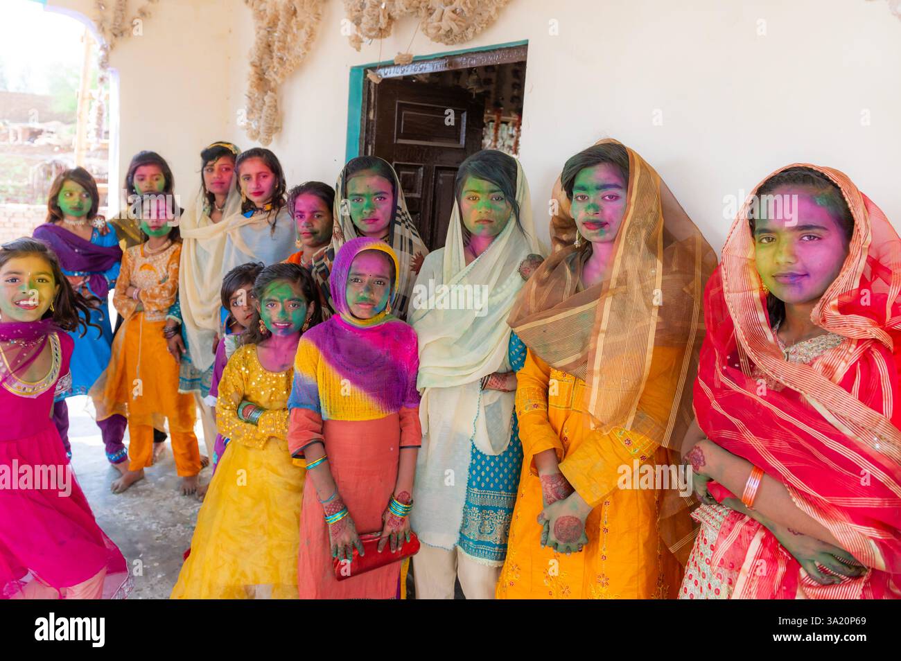 Holi è un festival indù popolare e significativo celebrato come Festival dei colori, dell'amore e della primavera. Foto Stock