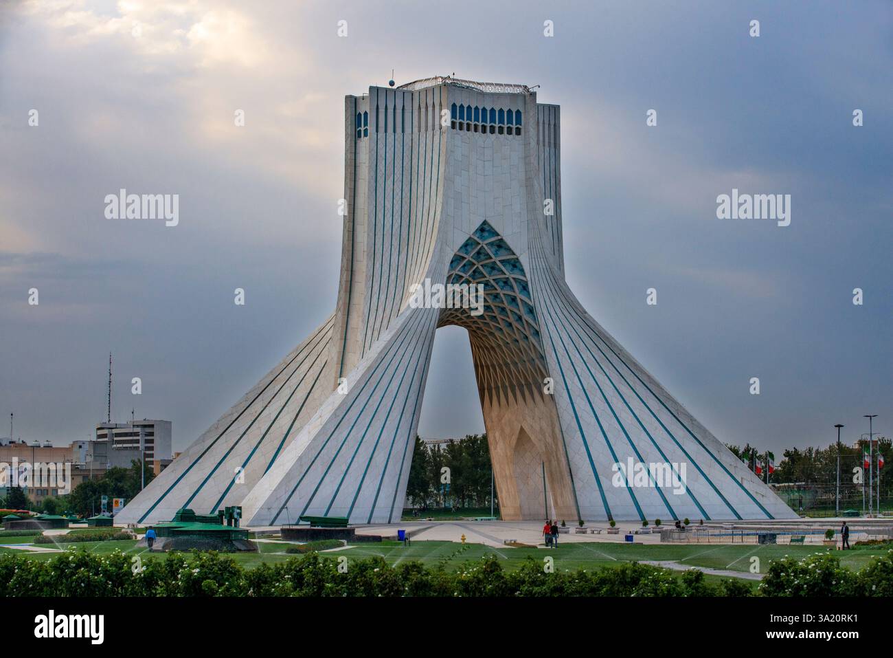 La Torre Azadi, Borj-e Azadi o King Memorial Tower, Teheran, Iran. La Torre Azadi; la Torre della libertà, precedentemente conosciuta come la Torre Shahyad, è un monumento Foto Stock