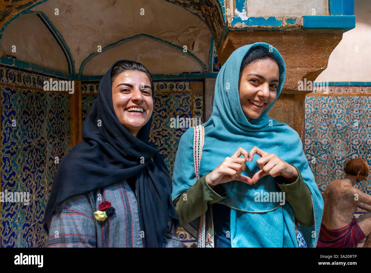 Donne della moda irani all'interno di Ganjali Khan Bathhouse Meydan-e Gandj-e Ali Khan Square, Gandj-e Ali Khan Hammam convertito in un museo etnologico con Foto Stock